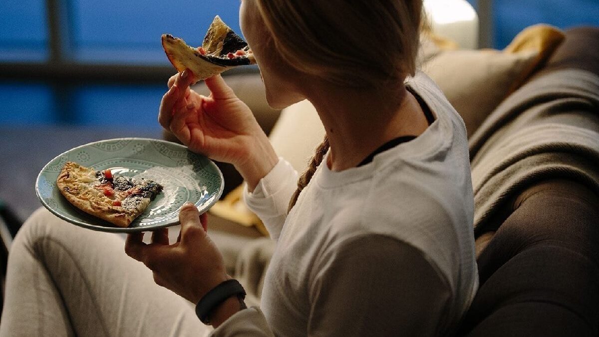 How to Resist Sugar and Food Cravings at Night: Expert Tips